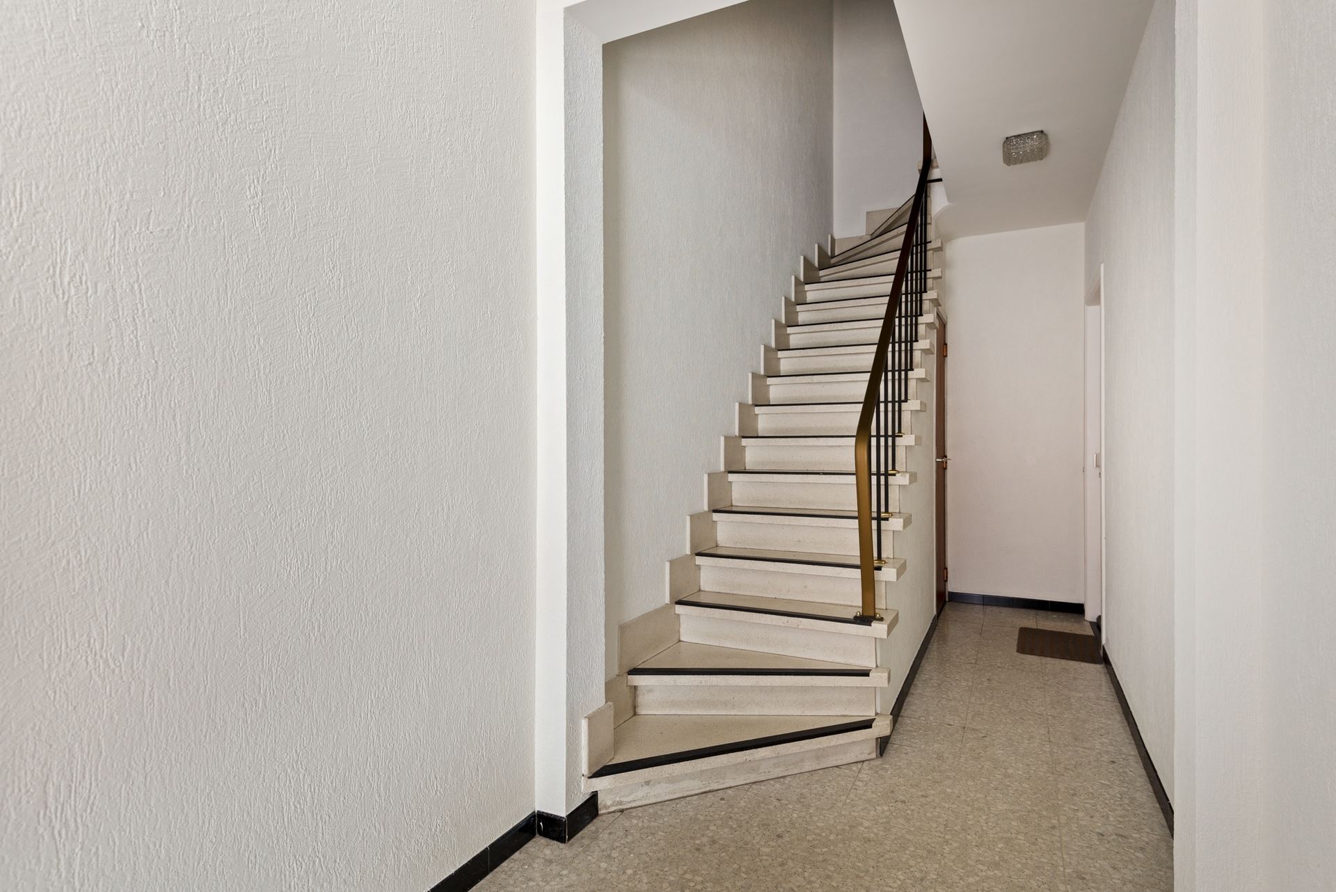 Instapklaar appartement met terras in een kleinschalig gebouw - foto 2