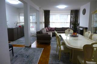 2100 Deurne: Bisschoppenhoflaan Indeling: Hal (12m²)op tegelvloerwoonkamer op laminaat (40m²)Keuken met toestellen (14m²)Slaapkamers: (17m² -...