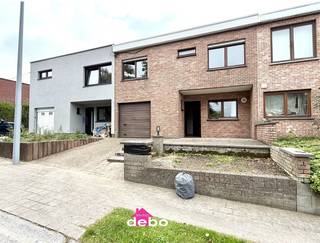 In een rustige en kindvriendelijke wijk van Sint-Lodewijk (Deerlijk) vind je deze degelijk gebouwde woning met mooie oprit, voortuin, garage, en gezellige veranda en 4 slaapkamers.<br /><br />Bij het binnenkomen valt meteen de lichtrijke leefruimte op, met voorin de praktische keuken die aansluit op de eet- en zithoek. De ruime inpandige garage met aansluitende wasruimte/berging, ideaal voor extra opbergruimte of hobby’s. Via de veranda geniet u het hele jaar door van het zicht op de gezellige, onderhoudsvriendelijke tuin.<br /><br />Op de eerste verdieping bevinden zich 4 volwaardige slaapkamers en een badkamer. De woning is degelijk gebouwd met betonnen gewelven, wat zorgt voor een solide structuur en duurzaamheid.<br /><br />Hoewel de woning enige renovatie en opfriswerken vraagt, biedt ze een uitstekende basis om er een warme en moderne gezinswoning van te maken.<br /><br />De mooie oprit biedt plaats voor de gezinswagen, en de voortuin draagt bij aan de charmante uitstraling van de woning.<br /><br />Kortom: een sterk gelegen woning met potentieel, ideaal voor wie graag zijn eigen stempel drukt in een rustige, aangename buurt nabij winkels, scholen en belangrijke verbindingswegen.