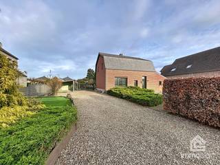 PLUSPUNTEN:<br />+ Ruim perceel van maar liefst 1.322 m²<br />+ Bewoonbare oppervlakte van 133 m²<br />+ 3 Slaapkamers<br />+ Tal van mogelijkheden dankzij het grote perceel<br />+ Interessante renovatiekans met veel potentieel<br />+ Gelegen in een rustige buurt<br />+ Omgeven door groen en natuur<br /><br />Deze woning stond eerder in optie, maar is opnieuw vrijgekomen. Grijp deze tweede kans en plan snel je bezoek!<br /><br />ALGEMEEN:<br />In het groene en rustige Kaulille, een deelgemeente van Bocholt, vind je deze charmante woning aan de Kleine Marsestraat 38. Wie houdt van privacy, natuur en een landelijke omgeving, voelt zich hier meteen thuis. Het ruime perceel van maar liefst 1.322 m² omarmt de woning met openheid en rust, terwijl het huis zelf een warme basis vormt voor wie graag renoveert en toekomstplannen maakt.<br /><br />Bij het binnenkomen merk je meteen de authentieke sfeer die het pand met zich meebrengt. De leefruimtes kijken uit op het groene kader rondom het huis. De keuken en woonkamer vormen een fijne thuisbasis, terwijl de bovenverdieping drie volwaardige slaapkamers telt, ideaal voor een jong gezin of wie graag extra ruimte heeft voor hobby’s of logees.<br /><br />Dit is een woning voor mensen die dromen van een eigen plek op het ritme van het buitenleven. De rustige straat, het weidse uitzicht en de zachte stilte van de omgeving zorgen dagelijks voor dat vakantiegevoel. Tegelijk woon je op korte afstand van alle voorzieningen van Bocholt, waardoor praktisch comfort hand in hand gaat met landelijk wonen.<br /><br />Met zijn solide basis en overvloed aan potentieel biedt dit pand een ideale kans voor wie met zorg en visie een karaktervolle woning wil omtoveren tot een hedendaags en gezellig thuis. Een plek waar rust, ruimte en mogelijkheden perfect samenkomen.<br /><br />INDELING:<br />-0: kelder<br />+0: inkomhal, badkamer, keuken, woonkamer<br />+1: nachthal, 3 slaapkamers<br /><br />FINANCIERING:<br />Opgelet: voor woningen gelegen in België zijn enkel Belgische hypotheken mogelijk. Maak tijdig een afspraak zodat u zich op voorhand kan bevragen over de mogelijkheden.<br />Kandidaat-kopers die hun financiële plaatje al hebben voorbereid, wekken altijd meer vertrouwen.<br /><br />SUCCESVOL VERKOPEN?<br />Dankzij succesvolle transacties zijn wij steeds op zoek naar nieuw aanbod voor onze zoekende kandidaat-kopers en -huurders. Overweegt u te verkopen of te verhuren? Informeer vrijblijvend naar onze werkwijze.<br /><br />HOUD ME OP DE HOOGTE:<br />Niet gevonden wat u zocht? Schrijf u gratis in op onze website zodat u vrijblijvend op de hoogte wordt gebracht van nieuw aanbod: https://www.immosign-plus.be/nl/hou-me-op-de-hoogte/ .<br /><br />INFO & BEZOEK:<br />🔑 Een woning die je moet ervaren om volledig te waarderen. Neem vandaag nog contact met ons op voor een bezichtiging en laat je betoveren door de charme van deze unieke eigendom. Contacteer ons op +32 89 87 03 67 of mail naar info@immosign-plus.be voor het maken van een vrijblijvende afspraak.