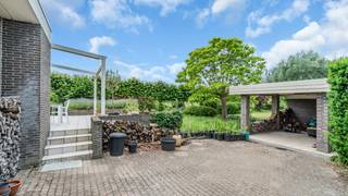 <p>Op zoek naar ruimte, rust en een prachtig groen uitzicht? Dan is deze uitstekend onderhouden woning aan de <strong>Korpse straat 59 in Donk (Herk-de-Stad)</strong> absoluut een bezoek waard. Gelegen in een rustige straat geniet u hier van een unieke combinatie van privacy, natuur en een vlot wooncomfort.</p>
<p><strong>Verrassend ruim met 4 slaapkamers en bureel</strong></p>
<p>De woning verkeert in zeer goede staat, heeft een bewoonbare opp. van 217 m² en beschikt over een uiterst praktische indeling:</p>
<ul>
<li><strong>Gelijkvloers:</strong> Een inkomhal met gastentoilet en vestiaire biedt toegang tot een handig bureel. De lichtrijke leefruimtes omvatten een eethoek en een sfeervolle zithoek met gezellige speksteenkachel. Koken gebeurt in de kwalitatieve SieMatic-keuken. Een wasplaats en inpandige garage maken dit niveau compleet.</li>
<li><strong>Verdieping:</strong> De nachthal leidt naar 4 ruime slaapkamers en een volledig uitgeruste badkamer met toilet, dubbele wastafel, ligbad en douche.</li>
<li><strong>Kelder:</strong> De woning is voor de helft onderkelderd, perfect voor extra praktische opslagruimte.</li>
</ul>
<p><strong>Een groen paradijs van 30 are aan het water</strong></p>
<p>Het royale perceel van 3.005 m² is ca. 150 meter diep en biedt een ongezien buitenleven:</p>
<ul>
<li><strong>Zon & privacy:</strong> Het deels overdekte terras (40 m²) is ideaal westgericht. De tuin is prachtig aangelegd met fruitbomen, leilindes en knotwilgen.</li>
<li><strong>Uniek uitzicht:</strong> De achterste perceelsgrens wordt gevormd door de kabbelende Melsterbeek, met daarachter blijvend groene weilanden. Er is tevens een carport met extra berging.</li>
</ul>
<p><strong>Technisch up-to-date & duurzaam</strong></p>
<p>Ook op praktisch vlak scoort deze woning uitstekend:</p>
<ul>
<li><strong>Geen renovatieverplichting:</strong> De woning behaalt een comfortabel EPC-label D.</li>
<li><strong>Energie & Veiligheid:</strong> Het dak werd in 2023 volledig vernieuwd en uitgerust met 18 zonnepanelen (groenestroomcertificaten tot 2029). Tevens voorzien van een alarmsysteem en camerabewaking.</li>
</ul>
<p><strong>Toplocatie in de Demervallei</strong></p>
<p>U geniet hier van een rustige, landelijke setting vlak bij het Schulensmeer. Tegelijkertijd zijn het gezellige centrum van Herk-de-Stad, lokale scholen en winkels zeer vlot bereikbaar.</p>
<p>Kortom, een instapklare gezinswoning waar comfort, privacy en het buitenleven harmonieus samenkomen.</p>
<p>Korpse straat 59 — 3540 Donk (Herk-de-Stad)<br />Interesse of een bezoek plannen? Contacteer ons kantoor.</p>
<p>We Invest Demervallei - Vastgoed Anders Bekeken</p>
<p> </p>