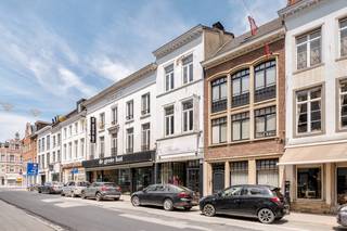 Bent u op zoek naar een zorgeloze vastgoedinvestering met een uitstekend rendementspotentieel en een minimaal risicoprofiel? Dit schitterende, multifunctionele gebouw (handelspand met bovenliggende woonst) in de historische en commerciële kern van Lier biedt de perfecte synergie tussen commerciële zichtbaarheid en residentieel comfort.<br /><br />🌟 Waarom dit de ultieme investering is:<br />* AAA-locatie met topvisibiliteit: gelegen in de bruisende Rechtestraat, dé winkel- en wandelas in het historische centrum van Lier. Een toplocatie met een constante stroom van passanten en een zeer hoge esthetische en culturele waarde.<br /><br />* Uitzonderlijke energiescore (EPC Label B): waar veel historische panden kampen met energielabels E of F en zware renovatieverplichtingen, blinkt dit pand uit met een energiescore B (slechts 139 kWh/m² jaar). Dit betekent: geen renovatieplicht, lagere lasten en een onmiddellijke voorsprong op de markt!<br /><br />* 100% Instapklaar & technisch perfect:<br />- elektriciteit: volledig conform goedgekeurd<br />- asbestveilig: het pand beschikt over een officieel asbestveilig attest.<br />- flexibele rendementsstromen: dankzij de slimme indeling leent het pand zich perfect voor een combinatie van een bloeiende handelszaak/kantoor op het gelijkvloers en een comfortabele, royale woonst (totale oppervlakte ca. 179 m²) op de bovenliggende verdiepingen. Dit biedt de mogelijkheid tot dubbele verhuur of een unieke 'work-live' combinatie.<br /><br />💼 Beleggersprofiel:<br />Dit pand is een droom voor de defensieve én de rendementsgerichte investeerder. Dankzij de uitstekende staat van onderhoud, de conformiteit van de technieken en het gunstige EPC-label hoeft u hier de komende jaren geen grote kapitaalsuitgaven te verwachten. U koopt puur, onmiddellijk rendementspotentieel op een absolute toplocatie.<br /><br /><br />Uiteraard is dit pand ook perfect voor mensen die fijn werken en mooi leven willen combineren in de heerlijke, historische binnenstad van Lier!<br /><br />📐 Indeling & uitrusting:<br />Gelijkvloers: ruim handelspand met grote etalage, uitgerust met moderne technieken waaronder een hoogwaardig ventilatiesysteem en airconditioning (voorzien op alle verdiepingen). Berging voor fietsen.<br />Bovenliggende verdiepingen: comfortabele residentiële unit met aparte functionele ruimtes, modern uitgeruste nutsvoorzieningen en aparte airco-units per verdiep voor een optimaal leefklimaat.<br />Eerste verdieping: volledig uitgerust keuken, ruime en lichte leefkamer en zonnig terras.<br />Tweede verdieping: master bedroom met ingemaakte dressing/kastenwand en badkamer met douche én bad.<br />Derde verdieping: twee supergezellige kinderkamers en open bureauruimte.<br /><br /><br />Mis deze unieke opportuniteit in het centrum van Lier niet en bel ons snel even, dan gaan we samen even kijken!<br /><br /><br /><strong><em>Voor interactieve grondplannen met foto’s, ga naar www.wijns.be en klik op de knop “virtueel bezoek”. Ook alle documenten vind je daar.</em></strong><br /><br /><strong><em>Info & afspraak: Thomas Gilliams - </em></strong>☎<strong><em> 0473/11 44 44 - </em></strong>✉<strong><em> thomas@wijns.be</em></strong><br /><br />