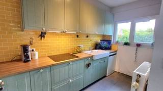Dit op te frissen gelijkvloers appartement bevindt zich nabij het centrum van Lievegem met winkels en scholen op korte afstand. Daarnaast geniet u van een <strong>groene en rustige omgeving</strong>, vlak naast het <strong>Bellebargiebos</strong> en op korte afstand van de uitgestrekte <strong>Lembeekse Bossen</strong>, ideaal voor wandelaars, fietsers en natuurliefhebbers. Het treinstation van Waarschoot, op wandelafstand van de woning, brengt u op 25min in centrum Gent.<br /><br />De indeling van het appartement is als volgt: inkomhal, een <strong>open en ruime woonkamer</strong> met eetplaats, aansluitend bevindt zich de keuken, via de nachthal hebt u toegang tot de <strong>drie slaapkamers</strong>, de badkamer en een berging. De ramen werden reeds vernieuwd en voorzien van vliegenramen en ook werd er een nieuwe gasketel geïnstalleerd. Voor een conforme elektriciteitskeuring te ontvangen zijn er enkel kleine aanpassingswerken vereist.<br /><br />Een extra troef is dat er een <strong>parkeerplaats</strong> en een<strong> afzonderlijke garagebox</strong> bij het appartement hoort. Achter de garage bevindt zich bovendien een <strong>privatieve tuin</strong>, wat zorgt voor extra buitenruimte en tal van mogelijkheden om een aangename groene plek te creëren. Er is geen syndicus aangesteld.<br /><br />De garagebox dient aangekocht te worden voor 15.000 euro<br /><br />Interesse in een bezoek ter plaatse? Contacteer Olivier via <strong>olivier@convas.be</strong><br />