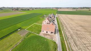 <span><span>In de Zuid-Torhoutstraat te Houthulst bieden wij u deze kwalitatieve nieuwbouwwoning aan, gelegen in een rustige en landelijke omgeving. Hier geniet u dagelijks van de rust, de <strong>open zichten en het groene karakter van de Westhoek</strong>, terwijl voorzieningen en verbindingswegen zich op korte afstand bevinden.<br /><br />Deze moderne woning werd ontworpen met oog voor comfort, ruimte en energiezuinigheid. De <strong>grote raampartijen</strong> zorgen voor een aangename lichtinval en creëren een lichtrijke leefruimte waar het heerlijk vertoeven is. Aansluitend bevindt zich de <strong>zuidwestgerichte tuin</strong>, waar u optimaal kunt genieten van de namiddag- en avondzon.<br />De villa werd gebouwd met duurzame &amp; kwaliteitsvolle materialen met hoge graad van afwerking.</span></span><br /><br /><span><span>De woning beschikt over <strong>vier slaapkamers</strong> en biedt daarmee voldoende ruimte voor gezinnen, thuiswerkers of wie graag extra kamers ter beschikking heeft. Daarnaast zijn er <strong>twee praktische bergingen</strong> voorzien, waarvan <strong>één op het gelijkvloers en één op de verdieping</strong>, evenals een afzonderlijke technische ruimte.<br />Op vlak van binnenklimaat en comfort werd gekozen voor <strong>vloerverwarming</strong>, een regenwatersysteem, ventilatie en <strong>15 zonnepanelen</strong>, wat bijdraagt aan een duurzaam en aangenaam woonklimaat (E-peil 30).<br /><br /><u>Indeling:</u></span></span>
<ul>
	<li><span><span>Gelijkvloers: inkomhal – gastentoilet – lichtrijke leef-en eetruimte met open keuken – berging – technische wasruimte - zeer ruime garage</span></span></li>
	<li><span><span>Verdieping: nachthal – 4 slaapkamers – polyvalente ruimte - toilet – berging met technieken - badkamer met douche en ligbad</span></span></li>
</ul>
<span><span> <u>Troeven:</u></span></span>

<ul>
	<li><span><span>Landelijke ligging;</span></span></li>
	<li><span><span>Rustige en groene omgeving;</span></span></li>
	<li><span><span>4 slaapkamers;</span></span></li>
	<li><span><span>Zuidwestgerichte tuin;</span></span></li>
	<li><span><span><strong>Vloerverwarming</strong>;</span></span></li>
	<li><span><span>Regenwater;</span></span></li>
	<li><span><span><strong>15 zonnepanelen</strong>;</span></span></li>
	<li><span><span>Veel berging;</span></span></li>
	<li><span><span>Nieuwbouwwoning met hedendaags wooncomfort.</span></span></li>
</ul>
<span><span> Hebben we uw interesse gewekt? Wenst u meer info of een bezoek ter plaatse? Aarzel dan niet en contacteer ons kantoor op het nummer 051 50 11 51 of mail naar info@diksimmo.be.</span></span>