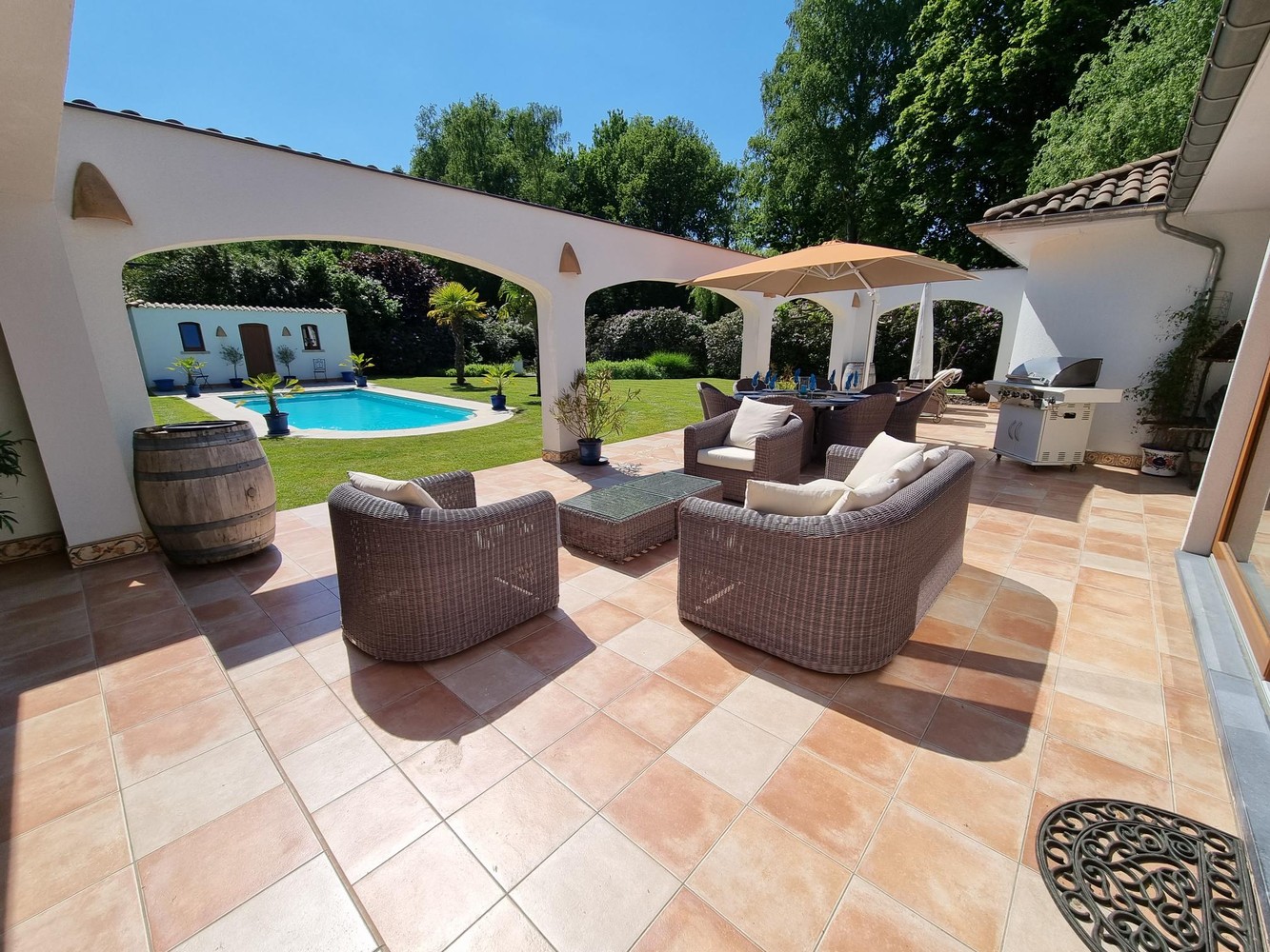 Spaanse villa, zeer rustig gelegen en gekaderd in een mooi verzorgde tuin voorzien van zwembad - foto 4