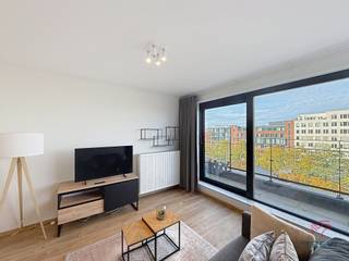<p>BRUXELLES – A proximité du Canal, dans un ensemble de constructions récentes, proche des transports et des commerces, beau studio meublé de ±36m² habitables qui se compose d’une pièce de vie de ±22m² avec un coin nuit et un accès à une terrasse de ±5m² exposée Ouest, un coin repas de ±14m² avec une cuisine équipée (four, taques, hotte, frigo/congélateur), une salle de douche (douche, évier, toilette), cave, parking inclus dans le loyer. Divers : Buanderie commune, local vélo. FORFAIT pour charges de 150€/mois (eau froide, eau chaude, chauffage, communs). PEB C+ ! Disponible 1/12/2026 ! Mesures données à titre indicatif.</p>
<p><u>Au 6<sup>ème </sup></u>: 6.4</p>
<ul>
<li>Pièce de vie meublée de ±22m² (5,69 x 3,88) avec coin nuit et accès terrasse de ±5m² exposée OUEST</li>
<li>Coin repas de ±14m² (6,6 x 2,1) avec cuisine équipée (four, taques, hotte, frigo/congélateur)</li>
<li>Salle de douche (douche, évier, toilette)</li>
<li>Cave n°B110</li>
<li>Garage n°1°2 inclus dans le loyer</li>
<li>Local vélo</li>
<li>Buanderie commune</li>
</ul>