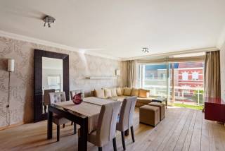 Dit appartement is gelegen op de eerste verdieping op een toplocatie nabij centrum & station Lier.<br /><br />De inkomhal geeft uit op de ruime, lichtrijke woonkamer met volledig geïnstalleerde keuken.<br />De twee ruime slaapkamers (12m² & 10,5m²) bevinden zich aan de achterzijde van het appartement.<br /><br />Verder is er nog een apart toilet alsook een badkamer voorzien van een ligbad met douchesproeier en een dubbele lavabo in een badkamermeubel.<br /><br />Tot slot is er een bovengrondse garagebox achteraan, met een oprit links van het gebouw, verplicht bij aan te kopen aan €25.000.<br /><br />Pluspunten: <br />- Ruime en lichtrijke leefruimte van ca. 35 m² <br />- Garagebox (€25.000)<br />- Aangenaam zuid-gericht terras<br />- Rustige ligging nabij alle voorzieningen <br />- Vlotte verbinding naar belangrijke invalswegen <br /><br />Voor meer informatie of een bezichtiging kunt u contact opnemen via 03 337 50 70 of info@vbvastgoed.be.