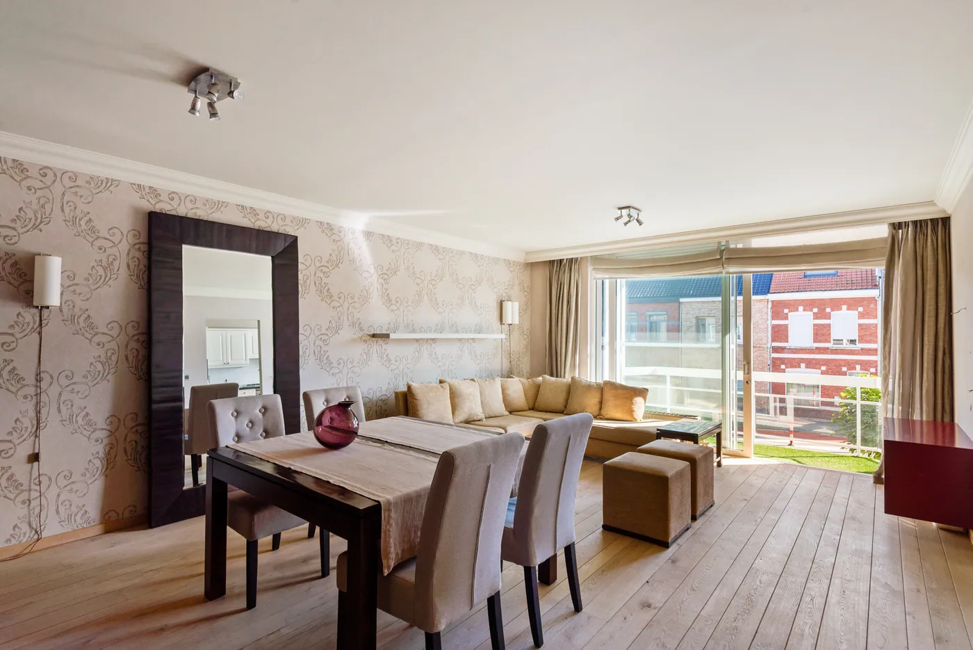 Lichtrijk en ruim appartement met 2 slaapkamers en garagebox Te Koop in Lier - foto 2