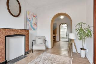 TE KOOP AALSTDeze woning is gelegen op 300 m van het centrum met alle faciliteiten in nabijheid. De oprit naar E40 Brussel – Gent is op amper 3...