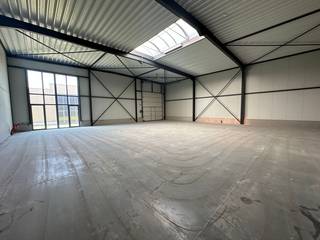 Nieuwbouw KMO-unit van 340 m² en 6 privatieve parkeerplaatsen te koop in Wevelgem.De geïsoleerde casco magazijnruimte is opgebouwd uit een...