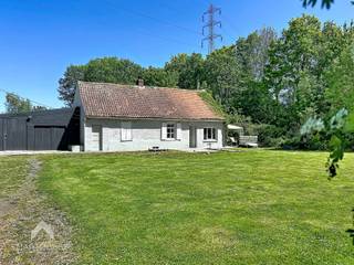 Rustig doch centraal gelegen woning/perceel bouwgrond op het einde van een doodlopende straat met veel mogelijkheden.<br />De woning bestaat uit een leefruimte, uitgeruste keuken met eetplaats, slaapkamer, badkamer (douche, lavabo en toilet), veranda met wasplaats, ruime bergingen en een garage.<br />De woning staat mooi in het midden van het perceel, is gelegen in een landelijke omgeving en is omringd door groen.<br /><br />Extra troeven:<br />- Interessante locatie<br />- Mogelijkheid tot afbraak en heropbouw aan 6%<br />- Doodlopende straat<br />- Vlotte verbinding naar belangrijke in-en uitvalswegen<br /><br />Deze woning is te koop ZONDER makelaar via het concept van Smart Houses! Verdere inlichtingen of bezoek? Contacteer rechtstreeks de eigenaar via 0472/38.45.07
