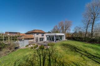 In een residentiële buurt te Sint-Idesbald (Koksijde), grenzend aan het natuurreservaat de Noordduinen vinden we deze prachtige villa te koop. De villa is gelegen op 2045m² en heeft een bewoonbare oppervlakte van maar liefst 615 m². Het gebruik van de meest hoogstaande afwerkingsmaterialen en het riante binnenzwembad garanderen in deze woning een gevoel van luxe en modern comfort. De woning werd in 1994 gebouwd en werd in 2009 grondig gerenoveerd. Het binnenzwembad werd in 2009 tevens volledig nieuw gebouwd.INDELING:> Gelijkvloers:- riante inkomhal in blauwsteen;- ruime leefruimte met open haard en bar. Vanuit deze leefruimte is er toegang tot het hypermoderne binnenzwembad (chloorvrij) voorzien van alle details (jet stream, domotica, lichthemel, ingebouwde anti-condens installatie, automatische gordijnen en zelfs een ingebouwd scherm met projector). Achterliggend is een infrarood-sauna met douche aanwezig;- volledig geïnstalleerde keuken met aanpalende berging en toegang tot de ruime garage;- bureauruimte met wasruimte;> Eerste verdieping:- master bedroom met en-suite badkamer voorzien van inloopdouche, dubbele lavabo met wasmeubel en tal van ingemaakte kasten en dressing. Aan de master bedroom grenst een aangenaam zonnig terras;- 2 slaapkamers;- badkamer met douche en lavabo met wasmeubel;> Ondergrondse verdieping:- bureauruimte; slaapkamer met douchekamer (met natuurlijk licht); geklimatiseerde wijnkelder; sportruimte; polyvalente ruimte; technisch lokaal;Verder beschikt de woning over een imposante oprijlaan die bereikt wordt via de automatische toegangspoort. De ruime tuin met volledig aangelegd terras is volledig zuid gericht en biedt een oase van rust. De villa is bovendien energiezuinig met een EPC van 131 kWh/ (m² jaar). De woning wordt verwarmd via een combinatie van 2 warmtepompen en mazoutketel. Er zijn bovendien 36 zonnepanelen aanwezig (geïnstalleerd in 2024).Interesse in deze villa te koop in Sint-Idesbald (Koksijde)? Ervaar zelf deze unieke woning en neem contact op met de dossierverantwoordelijke: Ellen Vandenbussche - 0474 49 47 89.