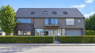 Bij het betreden van het duplex appartement treft je de inkomhal voorzien van een toilet. De living is verbonden met een open ingerichte keuken, compleet met een oven, kookvuur, dampkap en vaatwasser en heeft een aparte berging voor extra opbergmogelijkheden.<br /><br />Het appartement heeft drie slaapkamers. De ingerichte badkamer is uitgerust met een ligbad, badkamermeubel en toilet.<br /><br />Buiten vind je een terras voor- en achteraan, perfect voor ontspanning en buitenactiviteiten. Daarnaast is er een parkeerplaats en een kelderberging.<br /><br />De huurprijs bedraagt €890 per maand, met een extra €20 aan vaste kosten per maand. <br />Dit appartement zal beschikbaar zijn vanaf oktober 2026.<br /><br />Als je interesse hebt in dit appartement en graag meer informatie wilt ontvangen of een bezichtiging wilt regelen, aarzel dan niet om contact met ons op te nemen.