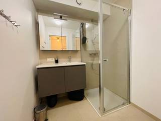 Studio meublé dans un appartement de nouvelle contruction (4 ans) avec vue latérale sur mer, près de la rue commerçante et des transports en commun.<br /><br />Hall d'entrée avec vestiaire, living avec cuisine équipée ouverte et terrasse avec vue sur mer, salle de bains avec douche et lavabo et toilette séparée.<br /><br />Local à vélos dans la résidence.<br />​Libre à partir de 01/01/2027<br /><br />DEMANDE DE VISITE: verhuur@immodepanne.be<br /><br />PEB 127 kWh/m² - Label B<br /><br />Charges communes : 25,00€ / mois<br />3 mois de garantie locative - contract de 3 ans<br />Consommation à charge du locataire<br />État des lieux aux frais communs
