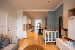 Meer info of een vrijblijvende waardebepaling van uw eigendom: jordi.broes@homixx.be of 016 199 340.<br /><br />Ontdek deze ruime gesloten bebouwing, strategisch gelegen op een boogscheut van het gezellige centrum van Bonheiden. <br />Deze gezinswoning combineert een functionele indeling met een uitstekend wooncomfort en een bewoonbare oppervlakte van maar liefst 174 m² op een mooi perceel van 235 m². Dankzij de conforme elektriciteit, gunstige EPC-score B, condenserende aardgasketel, dubbele HR beglazing, een goede algemene isolatie, de 10 zonnepanelen en de zonneboiler geniet u hier van een zeer energiezuinige thuis.<br /><br />Via de inkomhal betreden we de woning en ervaart u meteen een gevoel van licht en ruimte. <br />De royale leefruimte met bureauruimte loopt naadloos over in een goed geïnstalleerde keuken, wat de perfecte setting vormt voor gezellige gezinsmomenten. <br />Het gelijkvloers beschikt daarnaast over een 1ste badkamer (bad, douchekraan, dubbele lavabo &amp; wc) alsook een 1ste bureau/slaapkamer. <br />Achteraan hebben we toegang tot het aangename terras en de diepe zuidoosttuin.<br /><br />Op de 1ste verdieping biedt de woning nog eens 2 extra volwaardige slaapkamers en een 2de uitgeruste badkamer (bad, douchekraan, dubbele lavabo en 2de wc) en een praktische berging / wasplaats wat zorgt voor een optimaal comfort voor het hele gezin. <br />Op de 2de verdieping hebben we nog een laatste en 4de zolderkamer en het 3de wc.<br /><br />Een instapklare en ruime gezinswoning op een strategische locatie.