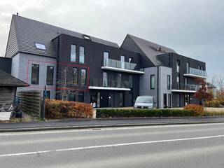 Modern lichtrijk appartement gelegen dichtbij het centrum van Zottegem én in een groene, residentiële omgeving. Het appartement omvat een inkom, leefruimte met open keuken, ruim terras, afzonderlijke berging, afzonderlijk toilet, 2 slaapkamers en een badkamer met dubbele lavabo en douche. Voorzien van alle moderne comfort waaronder vloerverwarming. Er is eveneens een ruime ondergrondse garage voor 1 auto beschikbaar (in de huurprijs inbegrepen). Totale oppervlakte van het appartement is 110m². De algemene kosten bovenop de huurprijs bedragen 100€. Het bedrag van 100€ stemt overeen met de werkelijke kosten. Beschikbaar vanaf 1 oktober 2026. Geen Immo kantoren aub