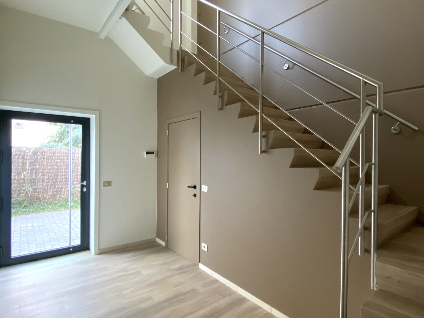 INSTAPKLARE CONCIËRGEWOONST MET TERRAS EN STAANPLAATS!! - foto 2