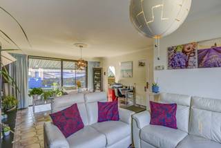 Rustig gelegen tussen Olen en Noorderwijk bevindt zich deze instapklare halfopen bebouwing. De woning geniet van een uitstekende ligging met winkels, scholen, openbaar vervoer en diverse voorzieningen in de directe omgeving. Bovendien is de autostrade E313 vlot bereikbaar, wat zorgt voor een vlotte verbinding naar omliggende steden.<br /><br />Deze ruime gezinswoning combineert comfort met tal van mogelijkheden. Dankzij het gunstige EPC-label C, conforme elektriciteit en een asbestveilig attest kan u hier zorgeloos intrekken, zonder renovatieverplichtingen.<br /><br />Voor de volledige beschrijving en alle documenten ga naar www.immofixed.be!