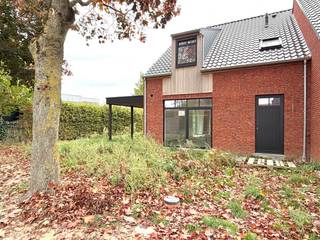 In het gezellige en groene Sint-Denijs vind je deze prachtige nieuwbouwwoning met een totale oppervlakte van 419 m². Hier geniet je van...