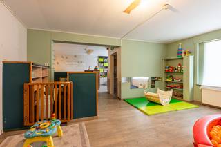 Deze karaktervolle woning in de Voorstraat in Kaprijke combineert een commerciële ligging met een ruim woonvolume en tal...