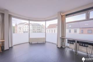 Op een uitstekende locatie aan de rand van Gentse Binnenstad bevindt zich dit lichtrijk hoekappartement op de eerste verdieping van de moderne residentie Duizend Vuren. Dankzij de grote raampartijen en de hoekligging geniet u hier van een sublieme lichtinval en een aangenaam ruimtelijk gevoel.<br /><br />Bij het betreden van het appartement komt u binnen in een ruime inkomhal die toegang biedt tot de verschillende ruimtes. De leefruimte vormt het centrale hart van het appartement en onderscheidt zich door haar open karakter en overvloed aan natuurlijk licht.<br />Aansluitend bevindt zich de volledig uitgeruste open keuken, voorzien van alle hedendaags comfort en een strakke, tijdloze afwerking – ideaal voor wie graag kookt en gasten ontvangt.<br />Verder beschikt het appartement over een praktische berging, een comfortabele badkamer en een apart gastentoilet.<br /><br />Topligging in Gent<br />Dit appartement bevindt zich op een strategische en bijzonder gegeerde locatie in Gent. Gelegen op een hoek aan een belangrijke invalsweg combineert het een vlotte bereikbaarheid met de nabijheid van het bruisende stadscentrum. U bevindt zich op korte afstand van tal van winkels, supermarkten, gezellige horecazaken en culturele hotspots.<br />Dankzij de uitstekende verbindingen met het openbaar vervoer (tram- en bushaltes op wandelafstand) en de nabijheid van belangrijke verbindingswegen, geniet u van een optimale mobiliteit, zowel binnen de stad als naar omliggende gemeenten. Daarnaast liggen ook groene zones en ontspanningsmogelijkheden binnen handbereik, wat zorgt voor een perfecte balans tussen stadsleven en rust.<br /><br />Troeven:<br />•Hoekappartement met veel lichtinval<br />•Gelegen op de 1ste verdieping<br />•Ruime leefruimte met grote raampartijen<br />•Volledig uitgeruste open keuken<br />•Praktische indeling met berging en apart toilet<br />•Uitstekende bereikbaarheid en centrale ligging in Gent<br />•Nabij winkels, horeca en openbaar vervoer<br /><br />Op zoek naar een instapklaar appartement met een moderne uitstraling op een toplocatie? Dan is dit appartement zeker een bezoek waard!