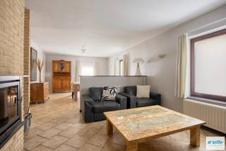 Deze zeer ruime woning is rustig en residentieel gelegen in Humelgem. Volledig vernieuwd in 1995 biedt nog tal van uitbreidingsmogelijkheden...