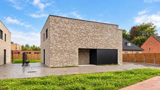 <p>Ontdek deze moderne nieuwbouwwoning in de Asbergstraat 22B in Koersel, ideaal voor wie op zoek is naar een comfortabele, energiezuinige en instapklare woning. Met een bewoonbare oppervlakte van maar liefst 187 m² en 3 slaapkamers biedt deze woning alle ruimte voor aangenaam en hedendaags wonen.<br /><br />De woning wordt volledig afgewerkt aangeboden, waarbij de volledige afwerking inbegrepen is in de prijs. Zo hoef je je geen zorgen te maken over bijkomende afwerkingswerken en kan je na aankoop meteen genieten van jouw nieuwe thuis!<br /><br />Ook op vlak van energiezuinigheid scoort deze woning uitstekend. Dankzij de warmtepomp en de aanwezige zonnepanelen geniet je van een duurzame manier van verwarmen en een toekomstgerichte woonoplossing. Bovendien beschikt de woning over een onderhoudsvriendelijke tuin, waar je in alle rust kan ontspannen en genieten van het buitenleven zonder al te veel tuinonderhoud.<br /><br />Pluspunten:<br />- Bewoonbare oppervlakte van 187 m²<br />- 3 slaapkamers<br />- Volledige afwerking inbegrepen in de prijs<br />- Energiezuinige verwarming op warmtepomp<br />- Zonnepanelen aanwezig<br />- Onderhoudsvriendelijke tuin<br /><br />Prijsverdeling:<br />- Grondwaarde: € 110.000 + 12% registratierechten (€ 13.200)<br />- Constructiewaarde: € 293.000 + 21% btw (€ 61.530)<br />- Totale aankoopprijs: € 477.730<br /><br />De totale aankoopprijs bedraagt € 477.730, inclusief de grondwaarde, de constructiewaarde, de registratierechten en de btw. Een mooie kans om te investeren in een volledig afgewerkte nieuwbouwwoning!<br /><br />Maatregelen opgenomen in het Maatregelenregister: nee<br /><br />Voor een bezichtiging of meer informatie, bel ons op 078/78.78.70 of spring gerust eens binnen in ons kantoor – je bent altijd welkom!</p>