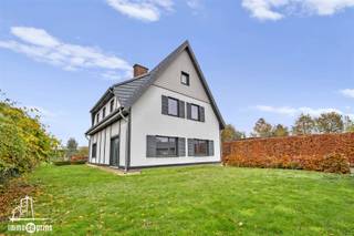 Deze zeer lichtrijke en karaktervolle open bebouwing biedt maar liefst 393 m² woonruimte op een groot perceel van 1.165 m². De woning is uitstekend geïsoleerd (geïsoleerd dak, muren en dubbele beglazing) en beschikt over centrale verwarming op gas én een gezellige open haard.Binnenin vindt u een ruime open keuken, 6 slaapkamers, 2 badkamers en meerdere grote leefruimtes. De stijlvol ingerichte woning voelt warm en kwalitatief aan in elke ruimte.Zeer energie zuinig ! Buiten geniet u van een fraai aangelegde, grote tuin en een ruime oprit met veel parkeermogelijkheden.De ligging is top: rustig, maar zeer vlot bereikbaar dankzij de nabijheid van belangrijke invalswegen.Een ideale gezinswoning met uitzonderlijk veel ruimte, comfort en charme. Een echt pareltje in Sint-Niklaas.