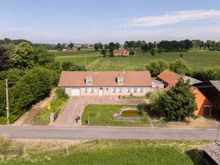 Bent u op zoek naar een karaktervolle eigendom met enorm veel potentieel in een oase van rust? Deze prachtig gelegen hoeve met bijgebouwen en weilanden te koop in Kerkhove (Avelgem) biedt u een unieke kans. Gelegen op een indrukwekkend perceel van maar liefst 2,47 hectare, is dit de droomlocatie voor wie houdt van landelijk en groen wonen.<br /><br />De woning zelf is stevig gebouwd en vormt de perfecte basis voor uw renovatie- of opfrisproject. De volledige eerste verdieping kan nog volledig naar eigen smaak ingericht worden.<br /><br />Dankzij de uitgestrekte grond en de functionele bijgebouwen is dit vastgoed ideaal voor paardenliefhebbers, zelfstandigen of wie nood heeft aan extra opslag- en leefruimte.<br /><br />INDELING<br /><br />Inkomhal met toilet - living en leefruimte - keuken - veranda - tuin - slaapkamer 1 - badkamer - slaapkamer 2 - garage - zolder <br /><br />Oude koeienstal - oude varkensstal - berging - overdekte open loods<br /><br />ALGEMEEN<br /><br />- Vrij van pacht<br />- Uitstekende ligging<br />- Schrijnwerk: hout (dubbel glas)<br />- Regenwater & grondwater<br />- Momenteel gekend als landbouwwoning<br /><br />Interesse? Maak nu jouw afspraak voor een bezoek via matisse.vandererven@dewaele.com of via 0472 18 64 20.<br /><br />Dit pand is onderworpen aan de renovatieverplichting van de Vlaamse overheid voor residentiële gebouwen (behoudens bij sloop binnen 5 jaar na de aankoop). Consulteer voor meer informatie de website van het Vlaams Energie- en Klimaatagentschap via https://www.vlaanderen.be/een-woning-kopen/renovatieverplichting-voor-residentiele-gebouwen<br /><br />Bestuursmaatregelen in het maatregelenregister: nee