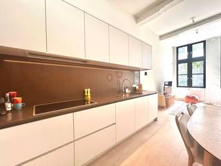 Super cosy appartement op topligging!<br /><br />Geniet van een karaktervolle duplex in Hartje Antwerpen aan de Groenplaats.<br /><br />Indeling:<br />Inkom, ingerichte keuken (inductiekookplaat, dampkap, vaatwasser, ijskast en diepvriezer) met berging, gezellige living met een plafondhoogte van 3.5m. <br />Toegang naar bovenste verdieping. Open slaapkamer met badkamer, toilet, douche, 2x lavabo, en aansluiting voor was- en droogmachine.<br />Zolder dienend als opbergruimte.<br />Bijzonderheden : Overal nieuwe dubbele beglazing, alarm, videofoon, individuele meters voor gas, water en elektriciteit. <br /><br />Huurprijs € 975,-/ maand + 25,00 euro,-/maand maandelijkse servicekosten. <br />Nutsvoorzieningen individueel. <br /><br />Beschikbaar vanaf 1 oktober 2026<br /><br />Contacteer ons snel voor een bezoek ter plaatse! U kan ons bereiken via immo@sidimex.be of 03 203 02 02.