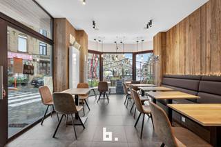 In het hart van Diksmuide, pal aan de Grote Markt, bevindt zich deze uitstekend draaiende en gekende brasserie–tearoom.<br />Dankzij de topligging, de jarenlange sterke reputatie én de grondige vernieuwingen in 2019 biedt deze zaak een unieke opportuniteit voor wie een instapklare horecazaak zoekt op een locatie met maximale zichtbaarheid en passage.<br /><br />Boven de zaak bevindt zich een ruim en lichtrijk appartement met een prachtig uitzicht over de Grote Markt – ideaal voor eigen bewoning of personeel.<br /><br />Indeling<br />Gelijkvloers<br /><br />- Gezellig restaurant met 34 comfortabele zitplaatsen<br />- Praktische, goed ingedeelde keuken<br />- Sanitaire voorzieningen<br />- Ruime terrassen goed voor totaal 58 zitplaatsen<br /><br />Eerste verdieping<br />- Lichtrijke woonkamer<br />- Volledig ingerichte keuken<br />- Slaapkamer<br />- Badkamer<br />- Afzonderlijk toilet<br /><br />Zolderverdieping<br />- Extra slaapkamer<br />- Berging<br /><br />Kelder<br />- Volledig onderkelderd – ideaal voor stockage<br /><br />Bijzonderheden<br />- Vernieuwde en gekeurde lift tot aan kelder en eerste verdieping<br />- Verwarming via condensatieketel op aardgas + deels gasradiatoren<br />- Rolluiken op eerste verdieping<br />- Bevloering in tegels en laminaat<br />- Vrij van brouwer<br /><br />Overnameprijs wordt gevraagd<br /><br />Een echte aanrader voor wie op zoek is naar een horecazaak te koop in het centrum van Diksmuide!<br /><br />Wil je ondernemen op een locatie die elke dag opnieuw rendeert? Grijp dan nu je kans.<br /><br />Benieuwd naar deze eigendom? Neem contact op via julie@bricx.be of 0479 616 455.<br /><br />Dit pand wordt verkocht onder het systeem van START 2 FINISH.<br />Elk prijsvoorstel gelijk of hoger dan deze startprijs wordt voorgelegd aan de verkoper(s) die dit al dan niet kan aanvaarden.<br />Startprijs: 450.000 EUR