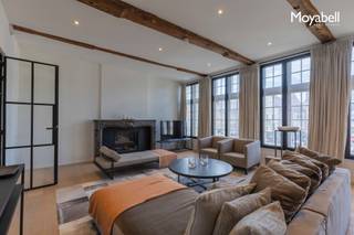 Wonen aan de Graslei, dat is wonen in het kloppend hart van Gent waar geschiedenis, charme en hedendaags comfort elkaar ontmoeten. Deze...
