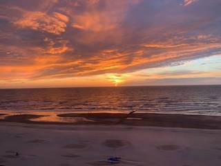 Ruim 2 slpk. app. op de 3 de verdieping en op topligging. De indeling van het appartement is de volgende. Inkomhall, berging ; aparte keuken met zonneterras, ruime living, nogmaals een grote berging , gerenoveerde badkamer, apart toilet en nogmaals terras waar u de zon in ochtend heeft. Er is een mogelijkheid om van de keuken en de living één geheel te maken. <br /><br />Alle ramen werden recentelijk ook al allemaal vernieuwd. Dit is zeer belangrijk naar omvang renovatiekost mocht u het appartement een look willen geven anno 2026. <br /><br />Door z'n centrale ligging bent u overal dichtbij alle stedelijke winkels die u maar kunt bedenken. De uitstekende ligging van dit appartement wordt nogmaals onderstreept door de directe toegang tot het stand en de Koninklijke Gaanderijen via de het histrorische toegangspunt bij uitstek : De 3 Gapers. <br /><br /><br />Wat betreft de residentie ; deze is zo goed als volledig gerenoveerd. Dit uiterst kloeke gebouw heeft volgende renovaties ondergaan :<br />-Zeer recente gevelrenovatie van zowel voor- en achtergevel. <br />-Nieuwe stookruimte.<br />-Toegangsdeuren via badge-systeem<br />-Liften conform huidige reglementering.<br />- Ook het hoofddak is volledig gerenoveerd. <br /><br /><br />Opp app. : 87 m2 <br /><br />Uitstekende investering. Deze residentie is uiterst geschikt voor eerste- of tweede verblijf. Ook zijn er een aantal eigenaars in deze residentie die hun pand verhuren zowel op jaarbasis als op vakantiebasis. <br /><br />Er ligt ook een gemakkelijk toegankelijke stedelijke ondergrondse parking die mits betaling steeds toegankelijk is. <br /><br />Info 0476/88 94 17 (meerdere afbeeldingen volgen)