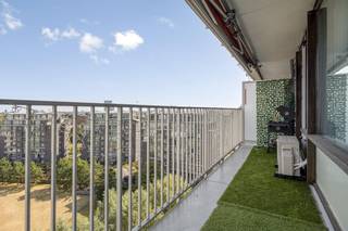 Op de 9de verdieping van een verzorgd residentieel gebouw bevindt zich dit gerenoveerde appartement (105 m² BVO) waar licht, ruimte en comfort centraal staan. Dankzij de hoge ligging geniet u hier elke dag van een indrukwekkend panoramisch uitzicht over de Gentse skyline, terwijl de dubbele terrasoriëntatie zorgt voor zon op elk moment van de dag.<br /><br />De leefruimte baadt in het licht en sluit naadloos aan op de stijlvolle open keuken, die in 2026 volledig werd vernieuwd met hoogwaardige materialen en een eigentijdse afwerking. Het appartement beschikt verder over twee volwaardige slaapkamers, een comfortabele badkamer, een afzonderlijk toilet en een praktische keukenberging. Verder is er nog een privatieve kelderberging.<br /><br />Met terrassen aan beide zijden van het appartement (samen goed voor ca. 15 m²) geniet u zowel van de ochtend- als avondzon en haalt u het buitengevoel volledig naar binnen.<br /><br />Ook op technisch vlak scoort deze eigendom bijzonder sterk. Met een EPC-score van slechts 106 kWh/m²jaar (label B), een energiezuinige warmtepomp, conforme elektriciteit en een asbestveilig attest bent u verzekerd van een toekomstgerichte woonst zonder zorgen.<br /><br />Het appartement is centraal gelegen aan de Martelaarslaan, tussen Gent-Sint-Pieters en het historische stadscentrum. Winkels, horeca, openbaar vervoer en belangrijke invalswegen bevinden zich vlakbij, terwijl u op de 9de verdieping geniet van rust, licht en een uniek uitzicht over de stad.<br /><br /><br /><br />Bestuursmaatregelen in het maatregelenregister: nee