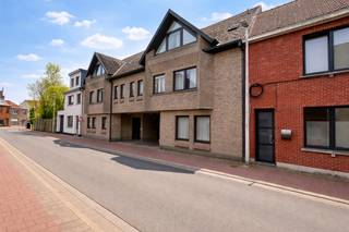 Dit aangename gelijkvloers appartement biedt een mooie combinatie van comfort, ruimte en buitenleven, ideaal voor wie op zoek is naar een...