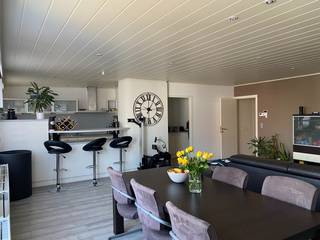 Bent u op zoek naar een ruim appartement op een <strong>uitstekende locatie</strong>? Dan is dit verzorgde 2-slaapkamerappartement aan de Hundelgemsesteenweg 482 in Merelbeke-Melle zeker een bezoek waard.<br /><br />De ligging is zonder meer een van de grote troeven van deze eigendom. U geniet hier van een <strong>vlotte verbinding</strong> naar Gent, belangrijke invalswegen, openbaar vervoer, winkels, scholen en tal van andere voorzieningen. Een centrale ligging die comfort en bereikbaarheid perfect combineert.<br /><br />Het appartement werd volledig <strong>gerenoveerd</strong> in 2002 en biedt een <strong>praktische indeling</strong> met aangename leefruimtes. <br />Via de private inkomhal met <strong>ingemaakte kastruimte</strong> komt u in de ruime en lichtrijke leefruimte met aansluitend de geïnstalleerde keuken. Voor extra comfort werd een <strong>aircosysteem</strong> geplaatst, waardoor u het hele jaar door geniet van een aangenaam binnenklimaat.<br /><br />Verder beschikt het appartement over <strong>twee aangename slaapkamers</strong>, die dankzij de aanwezige lichtkoepels genieten van een natuurlijke lichtinval.<br /><br />De badkamer is ingericht met een <strong>moderne inloopdouche</strong> en daarnaast is er een afzonderlijk gastentoilet aanwezig.<br /><br />Als extra troef beschikt het gebouw over een <strong>ruim dakterras</strong>. Dit vormt één geheel voor de residentie, waarbij elk appartement beschikt over een eigen afgebakend privatief gedeelte. De ideale plek om in alle rust te genieten van een zonnige dag of een gezellige avond buiten.<br /><br />Voorts is er op het gelijkvloers ruimte voor het plaatsen van fietsen. <br /><br />Interesse? <strong>Aarzel niet en contacteer ons voor een bezoek tijdens onze kijkdag van 13 juni 2026</strong>. Graag tot dan!<br /><br />
