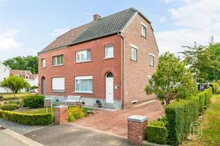 Charmante gezinswoning met grote tuin en prachtig open zicht in Lierde.Leuke gezinswoning op een prachtige, rustige ligging in het groene Lierde. De woning beschikt over 3 slaapkamers, een vernieuwde badkamer, een praktische keuken en een gezellige veranda. Buiten geniet je van een ruime tuin met tuinhuis, veel privacy en een prachtig panoramisch zicht over de omliggende weilanden.Dankzij het ruime perceel, de landelijke ligging en het aanwezige potentieel is dit een ideale woning voor wie rust, ruimte en comfort wil combineren, met alle voorzieningen binnen handbereik.Bezoek na afspraak met Immo Beguin: emmy@immobeguin.be