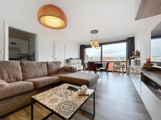 Instapklaar appartement in het hart van de stad, bestaande uit een inkomhal, lichtrijke leefruimte met eet- en zithoek, uitgeruste keuken,...