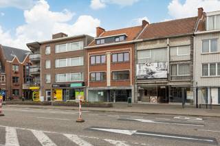 Gerenoveerde opbrengsteigendom in het centrum van Schoten met zicht op de Markt, vlakbij winkels, openbaar vervoer, park,..... Ingedeeld met een commercieel gelijkvloers, 1 appartement met 2 slaapkamers en groot terras, 1 duplexappartement met 3 slaapkamers en terras.<br />Het volledige gebouw is gerenoveerd en vergund en is uitgevoerd met hoogwaardige luxueuze materialen en future proof. Warmtepomp.<br /><br />Indeling van het gebouw: <br />Gelijkvloers: commercieel/kantoor met een oppervlakte van +/- 115 m² en buitenruimte van +/- 12 m².<br />Eerste verdieping: appartement met 2 slaapkamers, 2 badkamers en terras van +/- 44 m². +/- 100 m².<br />Tweede en derde verdieping : duplexappartement met 3 slaapkamers, 3 badkamers, terras van +/- 10 m². +/- 120 m².<br /><br />Mogelijke maandelijkse huuropbrengst: € 5.050 per maand.<br />Gelijkvloers: € 1.850 per maand<br />Eerste verdieping: € 1.450 per maand<br />Tweede en derde verdieping : € 1.750 per maand.<br />Mogelijke jaarlijkse huuropbrengst: € 60.600 per jaar.<br /><br />EPC scores: <br />Gelijkvloers: 20250805-0003658873-KNR-1 F label (omwille van casco staat)<br />Eerste verdieping: 20250805-0003658895-RES-1 B-label<br />Tweede + derde verdieping: 20250805-0003658920-RES-1 B-label.<br />