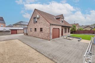 Bent u op zoek naar een woning met veel ruimte, comfort én extra mogelijkheden? Dan is deze eigendom gelegen in de Helderbeekstraat 28 zeker een bezoek waard.<br /><br />Bij het betreden van de woning komt u terecht in een gezellige en lichtrijke leefruimte die aansluit op een praktische keuken, ideaal om samen te genieten van gezellige momenten.<br /><br />De veranda vormt een extra troef en zorgt voor een aangename verbinding tussen de woning en de tuin. Hier kan u het hele jaar door genieten van het buitengevoel in alle comfort.<br /><br />De woning beschikt over 3 volwaardige slaapkamers, perfect voor gezinnen of voor wie extra ruimte wenst voor een bureau of hobbykamer.<br /><br />Daarnaast is er een aparte doucheruimte aanwezig voor extra gebruiksgemak.<br /><br />Ook praktisch werd er aan alles gedacht. Zo beschikt de woning over een inpandige garage met bijkomende bergruimte én een kelder, ideaal voor stockage.<br /><br />De woning is gelegen op een perceel van ongeveer 800 m² en beschikt over een onderhoudsvriendelijke tuin met kunstgras, zodat u volop kan genieten met minimaal onderhoud, ook is de woning volledig omheind en voorzien van een elektrische poort. <br /><br />Achteraan het perceel bevindt zich bovendien een ruim magazijn, ideaal voor zelfstandigen, hobbyisten of wie extra opslagruimte nodig heeft.<br /><br />Extra troef: de woning is uitgerust met zonnepanelen, wat zorgt voor een energiezuiniger wooncomfort.<br /><br />Gelegen in een aangename en rustige omgeving, met een vlotte bereikbaarheid naar omliggende voorzieningen, tussen het centrum van Koersel en Heusden - Zolder <br /><br />Interesse? Contacteer ons gerust voor meer informatie of een bezichtiging ter plaatse.