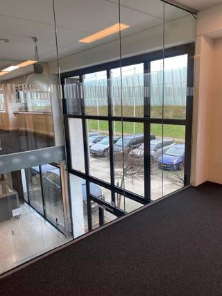 In de industriezone van Zwijndrecht worden lichtrijke kantoren te huur aangeboden op de 1ste en 2de verdieping, met uitzicht op de E14. Er zijn...