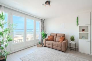 Deze instapklare studio te koop werd recentelijk gerenoveerd en is gelegen op de tweede verdieping van de residentie "Carlton" te Middelkerke. De studio situeert zich vlakbij centrum Middelkerke, het casino, openbaar vervoer, strand en zee. U geniet vanuit de studio van een prachtig frontaal zeezicht.Indeling: - inkomhall- leefruimte (27m²) - halfopen keuken (3m²) - badkamer voorzien van douche, lavabomeubel en spiegelkast- apart toilet- privatieve kelderbergingPluspunten:- fantastisch frontaal zeezicht- inclusief kelderberging- op wandelafstand van openbaar vervoer en winkels- voldoende parkeermogelijkheden in de buurt- vernieuwde verwarmingsinstallatie - PVC ramen met dubbel glas- gemeenschappelijke fietsenberging in het gebouw- gemeenschappelijke gangen recentelijk opgefrist- conforme elektriciteitskeuring- gunstig epc labelBent u op zoek naar een instapklare studio met frontaal zeezicht en te koop te Middelkerke? Aarzel dan niet om uw afspraak vast te leggen.Bestuursmaatregelen in het maatregelenregister: nee