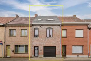Volledig gerenoveerde woning (2025), uiterst energiezuinig en instapklaar. Je hoeft niets meer te doen: geen schilderwerken, nauwelijks nog armaturen voorzien. Gewoon inpakken, verhuizen &amp; genieten van je nieuwe thuis! <br /><br />De inkomgang met apart gastentoilet geeft toegang tot de ruime garage met wasberging. Via een steellook-deur kom je in een lichtrijke leefruimte, dankzij koepels en schuifraam, met open keuken voorzien van alle nodige toestellen.<br /><br />Het 1ste &amp; 2de verdiep huizen maar liefst 4 slaapkamers, 2 toiletten &amp; 2 badkamers. Douche, bad, toilet in of uit de badkamer. We bieden het allemaal!<br /><br />In de 4de slaapkamer hebben we toegang tot de zolderruimte via het luik.<br /><br />De tuin heeft een top-oriëntatie en een 350m² oppervlakte voor vrije invulling: groene vingers, familie-bbq, kleine dierentuin voor de kids &amp; speeltoestellen. Ruime zat. Een uitweg is overbodig, composteren kan op het einde van de tuin zoals bij alle buren. <br /><br /><br />Waarom net dit aanbod overwegen?<br />-> conform &amp; instapklaar<br />-> grote tuin<br />-> rustige straat<br />-> garage<br />-> 4 slaapkamers<br />-> 2 badkamers<br />-> 3 toiletten<br />-> steenput aanwezig<br /><br />Benieuwd naar deze woning? Afspraak via mallory@nestr.be of 0471 69 44 30. <br />Bekijk gerust ook de video op onze sociale media.<br />Alle attesten &amp; documenten vind je op onze website.