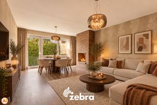 Dit verzorgde appartement op de eerste verdieping bevindt zich in het bruisende centrum van Tielt en biedt alle comfort voor wie centraal wil wonen.<br /><br />Bij het binnenkomen komt u in de inkomhal met gastentoilet. Van hieruit bereikt u de lichtrijke leefruimte, de recent vernieuwde en volledig ingerichte keuken, een praktische berging, twee volwaardige slaapkamers en een badkamer met douche.<br /><br />Het appartement werd recent opgefrist. Daarnaast werd ook de cv-ketel vernieuwd, wat zorgt voor een energiezuinige en betrouwbare verwarming.<br /><br />Een extra troef is de privatieve kelder, ideaal als bijkomende bergruimte. Bovendien is er een privatieve garagebox beschikbaar, aan te kopen voor € 25.000. Daarbovenop zijn er geen syndickosten, wat de maandelijkse lasten beperkt.<br /><br />Dankzij de praktische indeling, de kwalitatieve afwerking en de uitstekende ligging is dit appartement volledig instapklaar.<br /><br /><strong>Ook wild geworden van deze thuis?<br />Twijfel dan niet langer en leg vandaag nog uw bezoek vast!</strong>