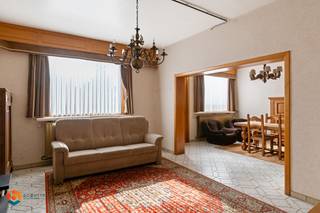 Op een uitstekende locatie te Putte (Peulis) bevindt zich deze te renoveren woning met 5 slaapkamers, garage en aanhorigheden op een fantastisch perceel van maar liefst 10.000 m². U geniet hier van een uitstekende bereikbaarheid door de aanwezigheid van belangrijke invalswegen, toch vlakbij het centrum met winkels, scholen en het openbaar vervoer.<br /><br />Het betreft een zonevreemde woning die u mogelijks ook kunt afbreken en heropbouwen tot 1000 m³. Een recent opmetingsplan (lot 1) vindt u bij downloads op onze website.<br /><br />We betreden de woning via de inkomhal. De leefruimte geniet van een mooie lichtinval door de vele raampartijen, waardoor u kan genieten van een prachtig verzicht op de tuin en naastgelegen weilanden. U kunt de woonkamer daarbij inrichten met een aparte eetplaats en een gezellige zithoek. Vanuit de leefruimte betreden we de keuken. Aansluitend bevindt zich een badkamer en toilet, wasplaats en een aparte berging. Het gelijkvloers beschikt verder nog over een eerste slaapkamer, ruime schuur en garage. De nachthal op de eerste verdieping geeft ons toegang tot 4 slaapkamers. Tenslotte is deze woning voorzien van een kelder en een opbergzolder. In de royale tuin en op het prachtig perceel kan u in alle rust genieten van de groene omgeving en het mooie weer. <br /><br />U bent verplicht om deze woning binnen de 5 jaar na aankoop grondig energetisch te renoveren tot minimum EPC-label D.<br /><br />Dit is een uitstekende opportuniteit als u op zoek bent naar een woning gelegen op een uniek perceel van 10.000 m². Contacteer ons voor meer informatie op 0474/78 07 73 of via info@boonstravastgoed.be<br /><br />Bijzonderheden:<br />- 5 slaapkamers<br />- Veel mogelijkheden<br />- Fantastisch perceel (10.000 m²)