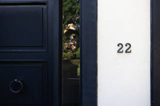 <p>Sommige woningen hebben iets wat u niet zomaar kunt bouwen: karakter. Deze halfopen cottagewoning in de Floralaan is er zo eentje. Een charmante woning met een warme uitstraling, omringd door groen en gelegen in een rustige, aangename straat.</p>
<p>De woning beschikt vandaag over drie slaapkamers en een aparte bureau, waardoor er volop ruimte is voor een gezin, thuiswerk of een hobbyruimte. Tegelijk biedt ze heel wat mogelijkheden om de woning verder aan te passen en te moderniseren volgens uw eigen smaak en woonwensen.</p>
<p>De echte blikvanger is zonder twijfel het ruime perceel met een prachtige, volwassen tuin. Grote bomen, groen en privacy zorgen voor een bijzonder aangename sfeer. Een heerlijke plek voor kinderen om te spelen, voor lange zomeravonden of gewoon om te genieten van de rust rondom u.</p>
<p>De rustige en groene ligging is een absolute troef. De woning bevindt zich in een aangename woonomgeving in Mortsel, terwijl scholen, winkels, openbaar vervoer en verschillende groene ontspanningsmogelijkheden vlot bereikbaar zijn.</p>
<p><span>Op woensdag kunt u bovendien gezellig naar de </span>wekelijkse markt<span>, ideaal voor verse boodschappen en een aangename wandeling door de buurt.<br /></span><br />Ook praktisch zit het goed: de woning beschikt over een oprit en een ruime garage, ideaal voor de wagen, fietsen en extra bergruimte.</p>
<p>Wie houdt van charme en graag zijn eigen stempel drukt op een woning, vindt hier heel wat mogelijkheden om de cottage-uitstraling te combineren met hedendaags wooncomfort.</p>
<p>Een woning met ziel, een tuin met karakter en een ligging waar rust en groen centraal staan.<strong><span><br /><br /></span></strong>Troeven:<br />- Fantastische buurt <br />- Rustige groene straat<br />- Grote tuin<br />- Oprit en grote garage<br />- Vraagprijs= richtprijs<br /><br />Een plek met charme, ruimte en potentieel — klaar voor een nieuwe eigenaar met goesting om er iets moois van te maken.<br /><br />Attesten (EPC, asbest, EK) zijn beschikbaar via onze website: https://jamar.immo/<br /><br />Dit pand is onderworpen aan de renovatieverplichting van de Vlaamse overheid voor residentiële gebouwen.<br />https://www.vlaanderen.be/een-huis-of-appartement-kopen/renovatieverplichting-voor-residentiele-gebouwen<br /><br />Wg, Gvkr, Gvg, Gvv, Gmo, Geen overstromingsgevoelig gebied, geen worg</p>