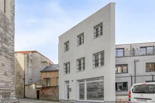 <p><strong><em>Maison de ville joliment rénovée avec une chambre, située dans un endroit très calme, à côté de la célèbre église Saint-Germain, en plein centre de Tirlemont. Idéale comme première habitation ou comme bien d’investissement pour la location.</em></strong></p><p></p><p><strong><u>Cette maison vient d’être entièrement rénovée :</u></strong><br />toiture, châssis, installation de chauffage central, sols, cuisine, salle de bains, … tout a été remis à neuf.<br />Façade avant crépie.<br />Électricité conforme.<br />Aucun amiante.<br />EPC : 396 kWh/m²/an (label D – pas d’obligation de rénovation).</p><p></p><p><strong><u>Disposition :</u></strong><br />Au rez-de-chaussée : cuisine équipée (4 plaques vitrocéramiques, hotte, four, micro-ondes, frigo avec congélateur, évier) avec coin repas, toilette et espace de rangement.<br />Au premier étage : un agréable séjour avec parquet stratifié et beaucoup de lumière naturelle.<br />Au deuxième étage : une belle chambre (parquet stratifié) et une salle de bains moderne (douche, meuble lavabo, armoire colonne, WC).</p><p></p><p><strong><u>Situation :</u></strong><br />Endroit très calme, sans circulation, dans un cadre charmant autour de l’église Saint-Germain, au cœur du centre historique, à deux pas de la Veemarkt.<br />La maison est également accessible en voiture.<br />Commerces, restaurants, supermarché, … sont accessibles à pied.<br />La gare de Tirlemont se trouve à 15 minutes à pied.</p>