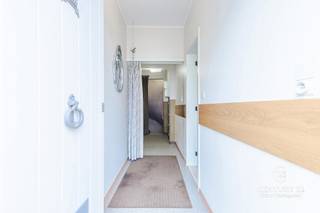<h2>Charmante woning met verrassend veel potentieel in hartje Oud-Turnhout</h2>
<p>In het absolute hart van Oud-Turnhout, op letterlijk een steenworp van het gezellige dorpsplein, vindt u deze op te frissen/te renoveren woning met verrassend veel ruimte en mogelijkheden. Horeca, winkels, apotheek en tal van andere voorzieningen bevinden zich vlakbij, waardoor u hier geniet van een bijzonder centrale en praktische ligging.</p>
<p>Achter de inkomhal bevindt zich een handige berging. Vervolgens komt u in de gezellige woonkamer, die in directe verbinding staat met de open keuken. De badkamer is uitgerust met een douche in bad en beschikt over aansluitingen voor wasmachine en droogkast, gecombineerd met voldoende praktische bergruimte. Daarnaast is er een apart toilet.</p>
<p>Vanuit de woonkamer bereikt u de slaapverdieping. Hier bevinden zich twee ruime slaapkamers, waarvan één toegang geeft tot de geïsoleerde zolderverdieping. Deze extra verdieping biedt heel wat mogelijkheden en kan verder worden ingericht als bijkomende (slaap)kamer(s), hobbyruimte, thuiskantoor of een combinatie hiervan.</p>
<p>Via de keuken komt u op het gezellige overdekte terras, dat op zijn beurt toegang geeft tot de verzorgde en volledig omheinde stadstuin. De tuin combineert een verhard gedeelte met een aangename graszone en biedt verschillende plekjes om een terras of gezellige zithoek te creëren.</p>
<p>Als kers op de taart beschikt de tuin over een praktisch en degelijk tuinhuis, ideaal voor fietsen, tuingereedschap en extra opslag.</p>
<p>Kortom: een charmante woning die met de nodige opfrissing en renovatie kan worden omgetoverd tot een bijzonder fijne thuis. De centrale ligging, twee ruime slaapkamers, bruikbare zolderverdieping en aangename stadstuin maken dit tot een woning met heel wat potentieel in het centrum van Oud-Turnhout.</p>