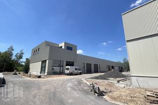 <strong>Duurzame KMO-unit</strong> van<strong> 820 m²</strong>, <strong>samenvoegbaar tot een totale oppervlakte van 2.460 m²</strong>, te koop.<br /><br />De site is strategisch gelegen vlak bij het Albertkanaal, een cruciale logistieke as voor transport en economische activiteit in Limburg. Bovendien geniet het bedrijvenpark van een uitstekende bereikbaarheid dankzij de nabijheid van de E313 en E314, met snelle verbindingen richting Brussel, Antwerpen, Nederland en Duitsland.<br /><br />De KMO-Unitsworden casco opgeleverd en zijn voorzien van <strong>4 sectionale poorten</strong> (4,2m H x 4m B), <strong>een vrije hoogte van 6m</strong>, geïsoleerd dak, sandwichpalen, lichtstraat met rookluik en<strong> betonvloer met een maximum draagvermogen van 1.000 kg/m².</strong><br />De buitengevels bestaan uit een geïsoleerde prefabplint in grijsglad gewapend beton. De plinten hebben een sandwichstructuur.<br /><br />De loodsen zijn geschikt voor zowel opslag, kantoren, showroom, als productie en bieden een ideale omgeving om te ondernemen.<br /><br />Contacteer<strong> PANORAMA B2B </strong>voor bijkomende inlichtingen, plannen of een vrijblijvend plaatsbezoek <strong>011.220.500.</strong>