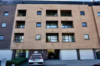 RUIM 2-SLAAPKAMERAPPARTEMENT MET TERRAS EN AUTOSTAANPLAATS IN KESSEL-LO<br />Ruim en aangenaam appartement van ca. 90 m², rustig gelegen aan de Edelzangerslaan 50 bus 22 in Kessel-Lo, op slechts 5 minuten van het centrum van Leuven. Het appartement beschikt over 2 slaapkamers, een terras en een overdekte autostaanplaats achter het gebouw.<br />De ligging is bijzonder praktisch: het centrum van Leuven is vlakbij, net als de oprit van de E314. Het Provinciedomein van Kessel-Lo bevindt zich op wandelafstand en tegenover het gebouw ligt een leuk speelplein.<br />Indeling: inkomhal, ruime en lichtrijke leefruimte met toegang tot het terras, open volledig ingerichte keuken voorzien van koelkast, keramische kookplaat, dubbele spoelbak, oven en dampkap. Aansluitend bevindt zich een praktische berging met aansluitingen voor wasmachine en droogkast.<br />Verder beschikt het appartement over 2 slaapkamers, een apart toilet en een badkamer met wastafel en ligbad met douche.<br />Achter het gebouw bevindt zich een overdekte autostaanplaats, inbegrepen in de huurprijs.<br />Huurprijs: € 1.095/maand<br />Provisie gemeenschappelijke kosten: € 100/maand, inclusief water<br />Interesse? Neem contact op met Immo-M via Info@immo-m.be of 0468 22 53 22 voor meer informatie of een bezoek.